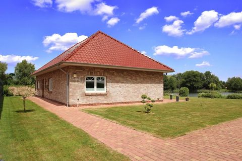 Dit vakantiehuis biedt met twee appartementen veel ruimte voor grote gezinnen. Elk appartement is modern en hoogwaardig uitgerust en heeft een eigen terras met uitzicht op het meer. De Noordzee komt en gaat, maar het kleine meer waarop dit huis staat...