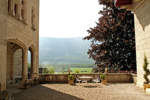 Das schöne Schloss von Lapeyrouse liegt im Rhône-Tal. Vom Schloss aus haben Sie einen fantastischen Blick auf den 'Mont Colombier' und vom Innenhof aus blicken Sie direkt auf das Tal. Der Park und der Swimmingpool stehen Ihnen während des Aufenthalts...