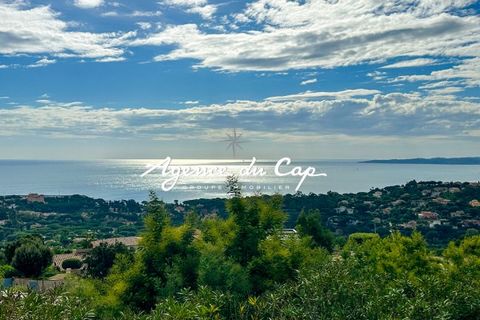 Vue imprenable sur le Golfe de Saint-Tropez depuis propriété, conçue pour les amateurs de bien être et de tranquillité. Bénéficiant d'espaces de vie spacieux, cette villa comprend un séjour et une salle à manger ouverts sur de vastes terrasses qui in...