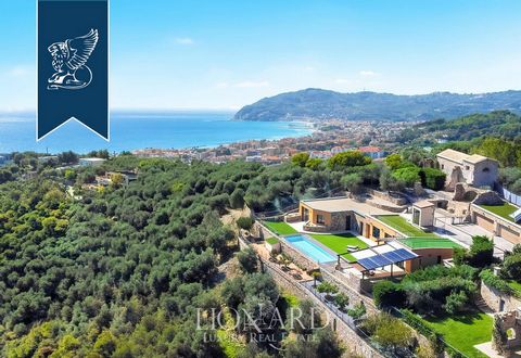 Splendida villa di lusso in vendita a breve distanza da Imperia, un vero e proprio gioiello di design incastonato sulla Riviera di Ponente, in posizione dominante sull'incantevole borgo di Cervo e sul mare. Con una superficie interna di 300 mq e...