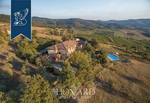 Nel cuore del Chianti, su una strada panoramica che si snoda tra le colline impreziosite dai filari di viti, sorge questo resort tipicamente toscano in vendita, appartenuta per anni a una nobile famiglia della zona. All'esterno circa 2,6 ettari ...