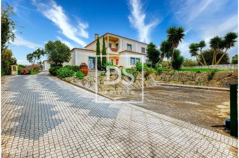 Fantastische halfvrijstaande woning op grond met haalbaarheid voor bouw, met uitstekende blootstelling aan de zon in Lourinhã Op 2 minuten van het centrum en op 5 km van Praia da Areia Branca ligt deze villa op een perceel van 4.680m², met haalbaarhe...