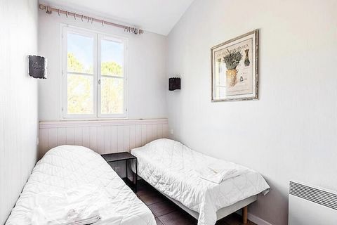 Séjournez dans une maison de vacances animée et familiale, offrant confort et divertissement pouvant accueillir jusqu'à six personnes. Ce charmant duplex comprend deux chambres, un salon spacieux, une cuisine entièrement équipée et une terrasse avec ...