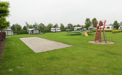 Aan de rand van het pittoreske kunstenaars dorpje Groede, op ongeveer 4 km afstand van het strand, vindt u deze twee geschakelde vakantiewoningen met eigen terras. In de omgeving kunt u heerlijk wandelen of fietsen door de Groese polders, of langs de...