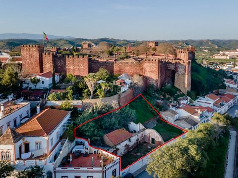 Enjoy a unique opportunity to acquire a 918m2 plot of land with a ruin in the picturesque historic area of Silves, next to the Castle wall. With construction feasibility of up to 584m2 according to PIP 2018, this location offers the ideal setting to ...