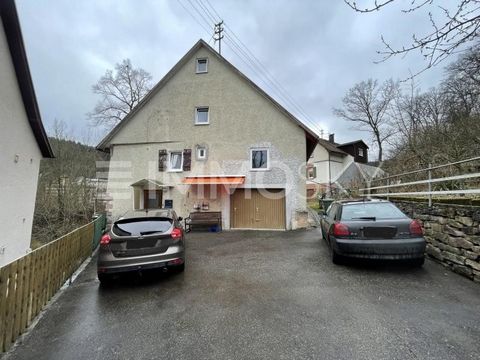 Das charmante Haus in Calw bietet eine Wohnfläche von 116,50 m² auf einem Grundstück von 313 m². Es verfügt über insgesamt 2 Badezimmer und befindet sich in einer ruhigen Lage nur wenige Gehminuten von der Stadtmitte entfernt. Das Altbauhaus bietet d...