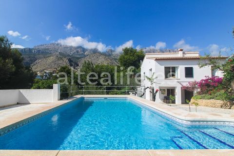 Two villas located in the quiet urbanization in the area of Paradiso, just 5 minutes by car from Altea la Vieja, where you will find all the necessary services. With a privileged location and mountain views, these properties are ideal as a multi-fami...