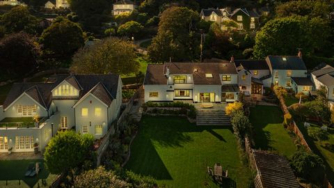 Fine en Country West Wales zijn verheugd om het ruime en zeer goed gepresenteerde Landsker House in Penally op de open markt aan te bieden. Dit grote huis met 7 slaapkamers is gelegen op een idyllische locatie in Penally in het hart van het dorp met ...