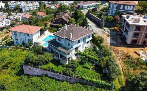 Cette villa 7+2 avec vue sur la nature et la mer, entièrement ouverte, titre de propriété détaché, habitée et zonée, vous attend pour votre vie de rêve. Cette villa privée d’un total de 3 étages, construite sur un terrain de 818 m², d’une superficie ...