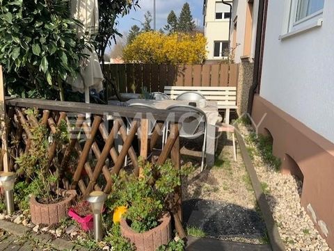 Kleine gezinnen opgelet! Dit appartement op de begane grond maakt indruk met zijn rustige en ideale ligging in Offenbach-Bieber. Geniet van de avondzon op je eigen terras, een ontspannende wandeling in het aangrenzende bos, een rustige buurt en toch ...