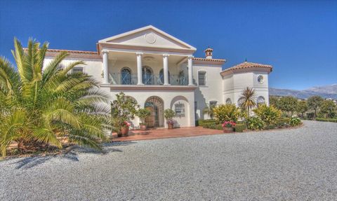 Impresionante residencia en una Colonia Española con magníficas vistas al pantano de la Viñuela y a las montañas. Diseñado a medida por el dueño actual. Calidad y estilo en todo, sin reparar en gastos ni en la construcción de la misma o en su decorac...