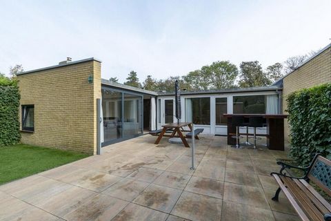 Gemütlicher Bungalow mit viel Privatsphäre nur wenige Gehminuten vom Strand von Sint Maartenszee entfernt. Ein sehr schöner Bungalow für eine Familie oder zwei zusammen reisende Paare. Von Ihrem Ferienhaus aus können Sie durch den Park in das Dünenge...