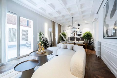 BARNES Madrid présente ce luxueux appartement de 3 chambres récemment rénové à proximité du parc du Retiro. Situé dans un immeuble majestueux de la zone avec concierge, avec un très bon accès dans l'une des rues les plus emblématiques de la capitale ...