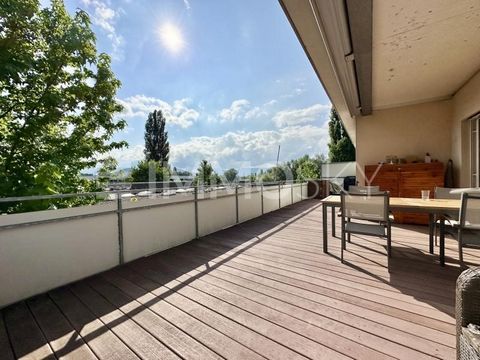 Genießen Sie die Aussicht auf der 43qm großen Terrasse. Im 2. Stock ohne Lift überzeugt dieses sonnige Zuhause mit viel Platz und einer praktischen Aufteilung. Das Bad mit Wanne, Dusche und WC hat ein Fenster, zusätzlich steht noch ein Gäste-WC zur V...