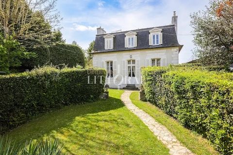 In the heart of the peaceful Saint Servan neighborhood, just a short walk from the center, shops, activity centers, and beaches, discreetly set back from the quiet little street that serves it, this perfectly square-shaped residence rises over two le...