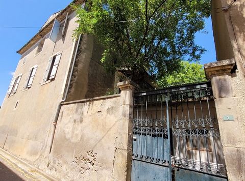 Nice village with all shops, 15 minutes from Beziers, 20 minutes from the motorway and 30 minutes from the coast. Large winegrower home to modernise with 150 m2 living space, including 5 bedrooms and 2 bathrooms, with a terrace of 25 m2, a garage of ...