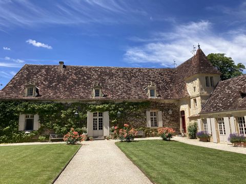 Nestled in the heart of the Perigord Noir, just moments from the region’s renowned historic landmarks, this exceptional property enjoys a serene setting at the end of a quiet country lane, with a charming tree-lined lane leading up to the house. Buil...