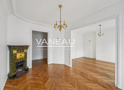 PARIS IXe- CAUMARTIN. Le Groupe Vaneau vous propose, dans un immeuble en pierre de taille de 1875, au 3e étage avec ascenseur, un appartement d'une superficie de 118,60m² Carrez. Il se compose d'une entrée, d'un double séjour, d'une cuisine indépenda...