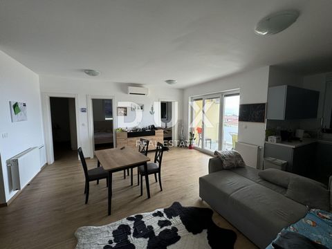 RIJEKA, SRDOČI - 102 m2, 3 slaapkamers + badkamer, GARAGE, UITZICHT! Wij verkopen een prachtig appartement in een nieuw stedelijk gebouw op de tweede verdieping. Het bestaat uit een inkomhal, drie slaapkamers, een open woonkamer met keuken en eetkame...