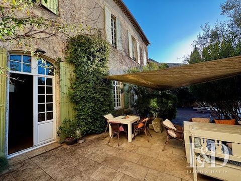 Charming property of 332 m2 in the heart of a lovely Ardeche village, just half an hour from Montélimar. Living room on the ground floor, 8 bedrooms over 3 levels with 7 bathrooms. Beautiful volumes with 4 m high ceilings, real parquet floors, cathed...