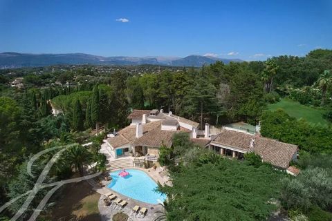 Dans un des quartier les plus prestigieux de Mougins, propriété d'architecte sise sur terrain de 9 200 m2 avec piscine chauffée et tennis. Offrant des espaces de vie aux volumes généreux, elle se compose d'une maison principale avec entrée, 4 salons ...