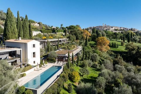 EXCLUSIVITÉ Situé dans la résidence la plus prestigieuse et luxueuse de Saint-Paul de Vence, dont le parc a été conçu par le célèbre architecte paysagiste Jean Mus, et à seulement quelques minutes à pied du village emblématique de Saint-Paul de Vence...