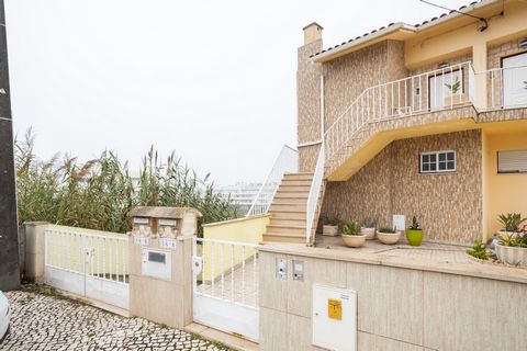 2 Bedroom Semi-Detached House with Sea View – Excellent Opportunity! Charming 2 bedroom semi-detached villa, with stunning sea views and sun exposure throughout the day. A perfect space for those looking for comfort, style and tranquility. The villa ...