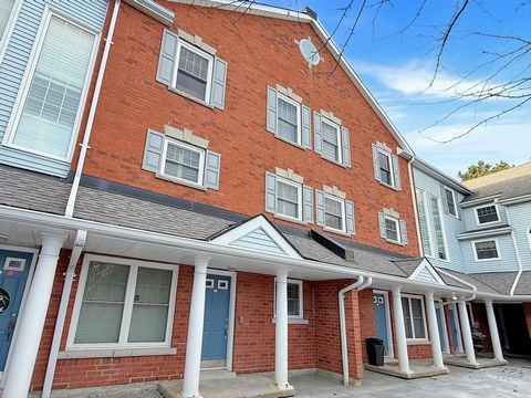 Updated Townhouse in Parkwood Village Discover modern living in this 3+1 bedroom, 3-bath townhouse. Your chance to own in Parkwood Village. A quiet enclave surrounded by manicured gardens and lush greenery. One of the largest units in the complex. St...