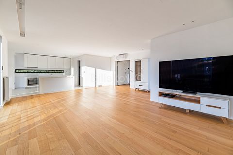 www.biliskov.com ID: 14912SrebrnjakLuxuriöse Vierzimmerwohnung mit einer Nettofläche von 175 m² im 1. Stock einer modernen Stadtvilla mit insgesamt drei Wohnungen, gebaut im Jahr 2023.Die geschlossene Wohnfläche beträgt 131 m² und umfasst einen Einga...