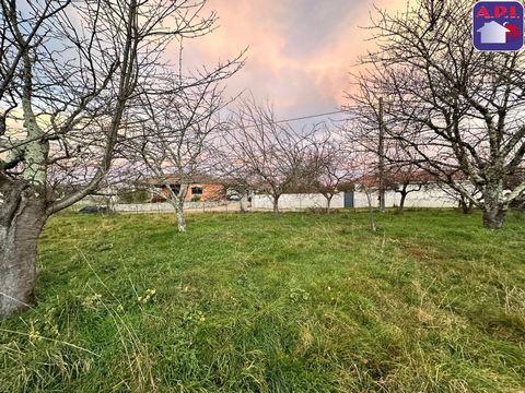 BUILDING LAND WITH WOOD In a peaceful setting, in the heart of the village of Lorp Sentaraille, discover this 1,123 m² plot of land, with trees, enclosed and located at the end of a dead end, ideal for your construction project. With a school in the ...