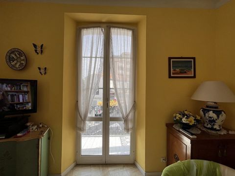 Cannes Banane, hinter der Rue D'Antibes, besteht diese 3-Zimmer-Wohnung, bestehend aus einem großen Wohnzimmer mit Südbalkon, gefolgt von einem Flur, der zur Einbauküche mit einem zweiten Südbalkon führt, ideal für einen Guten-Morgen-Kaffee. Auf dem ...