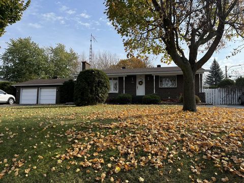 Large single-storey brick house, built in the early 1970s. Located on a lot of over 14,000 square feet, bordered by hedges, offering privacy and tranquility just minutes from the city center. Enjoy a double garage and an asphalt driveway that can acc...