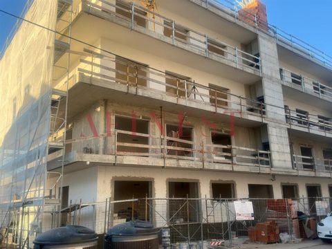 Apartamento T3 em PRÉDIO NOVO, com Varanda de 55m2 a Rodear o apartamento (todas as divisões com acesso), Garagem no Piso -1 e Arrecadação. Com acabamentos de Alta Qualidades, este Apartamento é composto pelas seguintes Áreas: Sala 29,10m2 Cozinha: 1...