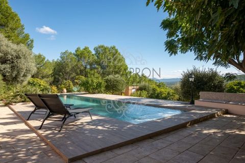 The Bec-capron agency specializing in charm and prestige in Aix en Provence, presents for sale this charming house of approximately 290m2, located on a total plot of 4000m2 (including 400m2 convertible), recently renovated. It offers an exceptional v...