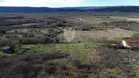 Location: Istarska županija, Kršan, Kršan. Kršan, Baugrundstück in ruhiger Lage mit herrlichem Blick auf die Landschaft. Wir verkaufen Bauland in perfekter Lage für eine Auszeit vom hektischen Alltag. Das Grundstück ist größtenteils von Natur und ein...