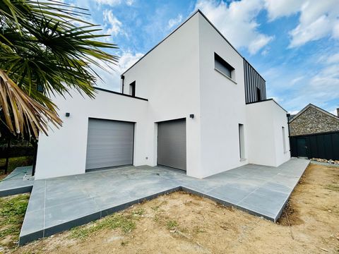 À Bécon-les-Granits (49370), emplacement idéal, proche des transports en commun ainsi que des commodités essentielles comme des écoles, ou crèche. Terrain de 260m2 avec terrasse, un jardin clos, et un garage. Maison moderne de 2023 pour 135m² compren...