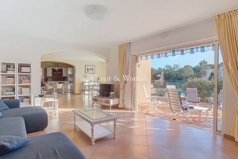 Saint-Raphaël, beautiful villa of 196m², facing south, on a plot of about 1800m². This villa was built in 2000, it offers a large living room, equipped kitchen, 5 bedrooms, 3 of which are on one level, 2 bathrooms with toilets, 1 laundry room. A gara...