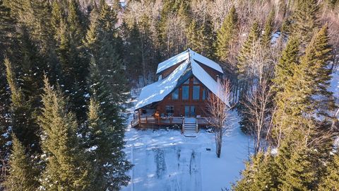 Impresionante casa rústica de madera en un lote privado de 15,451.59 pies cuadrados con un lote adyacente del mismo tamaño para la máxima tranquilidad o desarrollo potencial (a confirmar con las autoridades). El establecimiento se encuentra a pocos p...