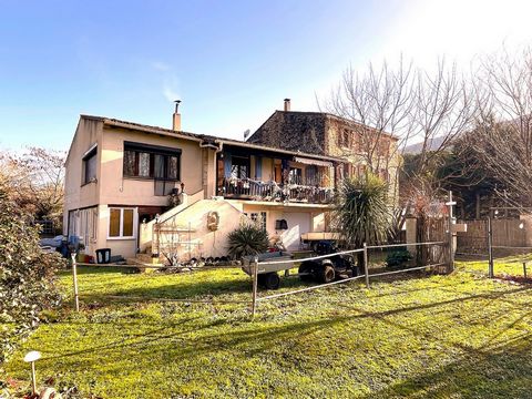 Character property on 2ha of flat and fertile land, offering 2 houses, between sea and skiing, with great visibility. A house of 115m2 with 5 bedrooms, 2 beautiful living rooms, bathroom, shower room... A house of 210m2 operated as a gîte of 10 beds,...