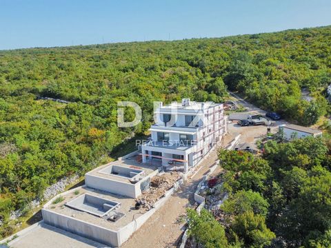 RIJEKA, KOSTRENA - een exclusieve villa met zwembad en garage en een panoramisch uitzicht op de zee Wij presenteren exclusief een unieke kans: een speciaal modern omheind gebouw gelegen in een rustig en exclusief privécomplex, waar slechts twee villa...