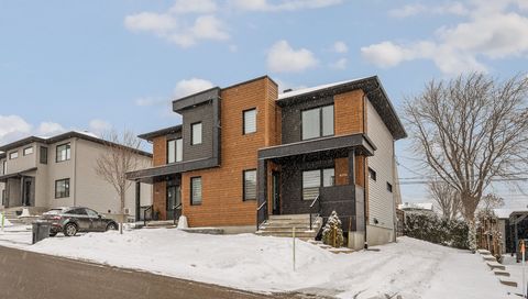 Prächtige zweistöckige Doppelhaushälfte zum Verkauf in einer der begehrtesten Gegenden von Quebec City! Dieser Neubau bietet Ruhe und gleichzeitig ein modernes und helles Interieur. Das Hotel liegt in einer Sackgasse und bietet Ihnen eine lärmfreie U...