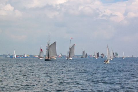 En Laboe, la casa flotante se encuentra en el moderno puerto deportivo de Baltic Bay, en la desembocadura del fiordo de Kiel en el mar Báltico. Estos atracaderos flotantes son un gran lugar para relajarse y observar la vida portuaria. Desde la terraz...