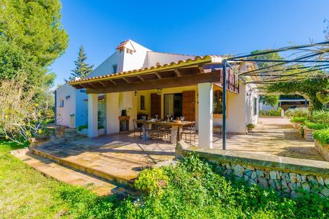 El jardín es un verdadero paraíso natural que luce por su frondosidad, belleza y vivacidad. Consigue que cualquier momento sea idóneo para gozar de unos rayos de sol mientras toman un desayuno en la terraza o bajo el porche, o bien para tomar el sol ...