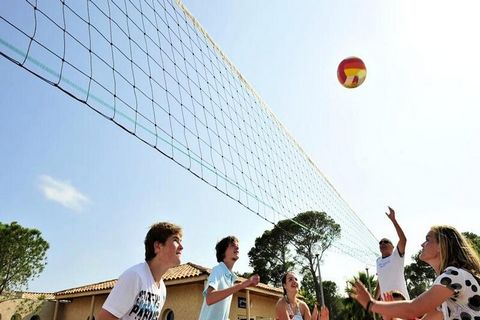 Situato a Roquebrune-sur-Argens, tra mare e foresta, a 15 km dalle spiagge di Fréjus e St Raphaël, il Résidence Goélia Le Village Azur *** vi accoglie per un soggiorno indimenticabile nel Var. Il villaggio comprende 15 isolati composti da 72 case bif...