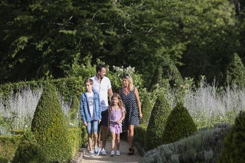 Der Parc de la Belle liegt in einem 12 Hektar großen Garten und vereint ungewöhnliche Unterkünfte, um in Vienne neue Energie zu tanken. Mit der Familie, Freunden oder einem romantischen Kurzurlaub ist der Parc de la Belle der ideale Ort, um abzuschal...