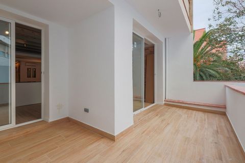 Magnificent house Next to les glóries Recently completely renovated, three double bedrooms and a home office with two full bathrooms, about to finish the transformation work. Beautiful house with elevator, which opens directly to the property, on the...