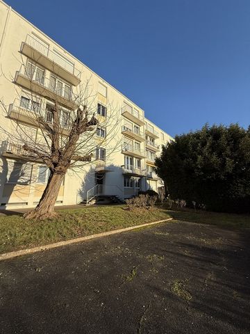 L'agence Bien Chez Soi Immobilier vous propose cet appartement de 62 m2, idéalement situé au rez-de-chaussée d’un immeuble sécurisé et fermé à Saint-André-les-Vergers, près de Troyes. Cet appartement dispose d’un salon lumineux qui offre une vue agré...