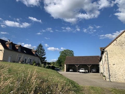 WITHOUT NEIGHBOR - Estate on 4.6 hectares in a natural area enhanced by a water body and a chalet, just a few minutes from Alençon, featuring 3 buildings arranged in a U-shape. The main house includes a living room with beams and tiles, a fitted kitc...