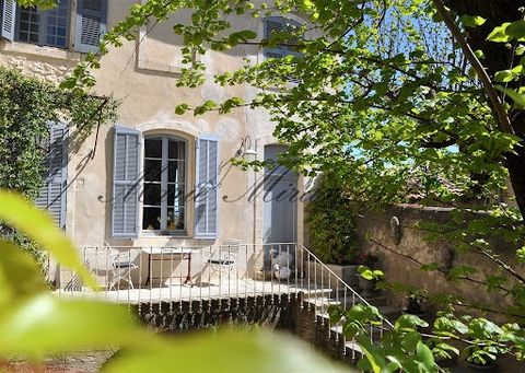 The agency Marie MIRAMANT, specialized in character and luxury real estate offers near Avignon and Isle-sur-la-Sorgue, Luberon, an exceptional town house of nearly 400 m², with panoramic view on the Luberon and Alpilles Mountains. Entirely restored, ...