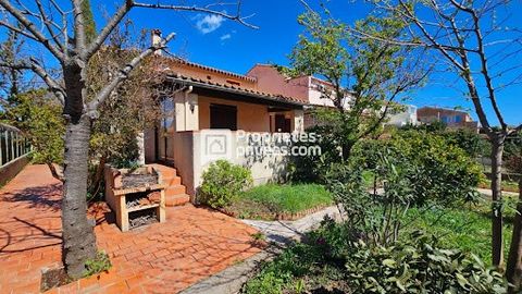 Argelès sur Mer village sector, come and discover this charming house of 109 m2 built in 1992 in a residential area, 3 faces, on a plot of land of about 370 m². It consists on the ground floor: a living room of more than 25 m² which constitutes the h...